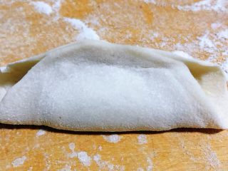 5、冬至美食+韭菜猪肉锅贴,面团揉好切成小剂子擀成面皮将馅料放在面皮中间再将面皮中间对捏捏紧两侧敞开式即可