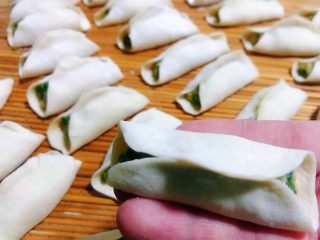 6、冬至美食+韭菜猪肉锅贴,锅贴依次包好摆在屉连上