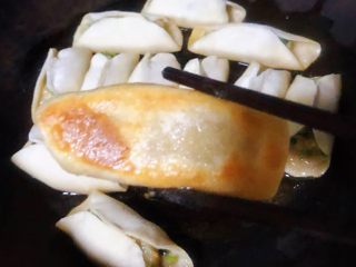 8、冬至美食+韭菜猪肉锅贴,煎制锅贴底部成金黄色