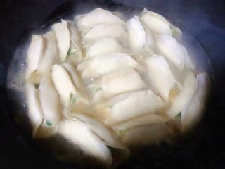 9、冬至美食+韭菜猪肉锅贴,添加适量清水盖上锅盖中小火煎至汤汁收干即可出锅享用