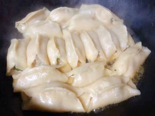 10、冬至美食+韭菜猪肉锅贴,汤汁收干后即可出锅享用喜欢吃口感脆的也可以每个锅贴两侧再煎一下