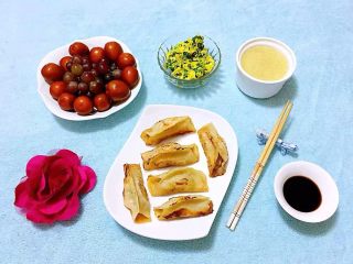 13、冬至美食+韭菜猪肉锅贴,搭配小米粥、韭菜炒鸡蛋、水果就是标配的早餐