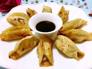 14、冬至美食+韭菜猪肉锅贴,锅贴是馅食中我比较喜欢的美味