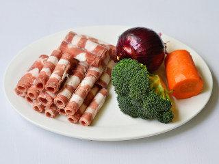 1、肥牛饭,材料准备好