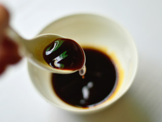 2、肥牛饭,取一个碗，放入生抽、蚝油、白糖、盐