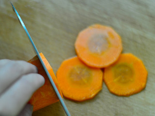 8、肥牛饭,胡萝卜切2毫米左右的片