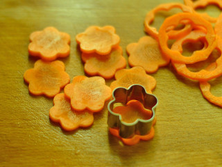 9、肥牛饭,用模具压出花朵的样子