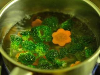 11、肥牛饭,放入滚水中焯熟