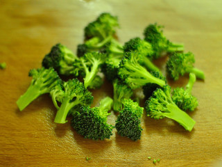 10、肥牛饭,西兰花切小块