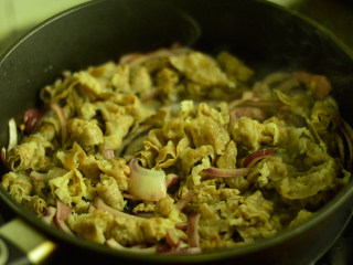 14、肥牛饭,炒至断生后放入肥牛拌炒