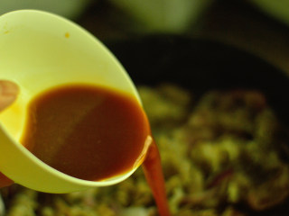 15、肥牛饭,调入酱汁