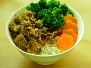 18、肥牛饭,摆入肥牛、西兰花、胡萝卜即可