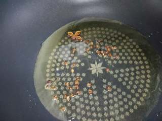 4、红烧带鱼,4.油锅中放入适量的花生油，加几粒花椒与八角。