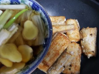 10、红烧带鱼,10.开大火锅热后迅速倒入调好的汤汁。