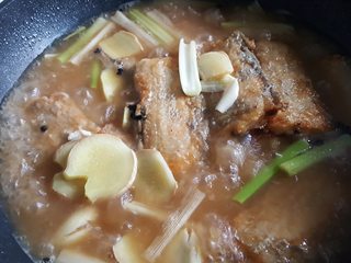 12、红烧带鱼,12.盖锅盖让水沸腾。