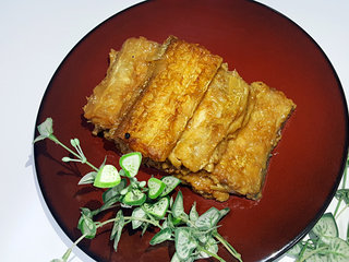 13、红烧带鱼,13.煮至汤汁收干，带鱼就做好了。