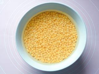 1、蔓越梅绿豆糕,先将脱皮绿豆清洗干净，浸泡一个晚上，中间换2次水（天热记得要放冰箱冷藏哦）。