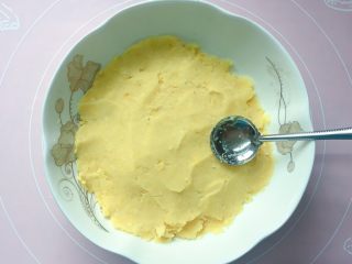 4、蔓越梅绿豆糕,趁热用勺子碾压成泥，蒸熟透的绿豆很容易压成泥的（当然你也可以使用料理机）。