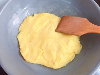 9、蔓越梅绿豆糕,不停的翻炒，炒到抱团、不粘锅、不粘铲子，就可以关火了。