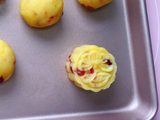 13、蔓越梅绿豆糕,按压成形，按压时动作一定要轻。