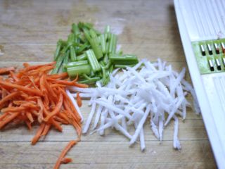 1、意大利肉酱荞麦面,把胡萝卜、白萝卜切丝,芹菜切段
