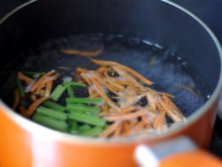 2、意大利肉酱荞麦面,把胡萝卜丝和芹菜开水锅里焯一下,然后,立即放入凉白开水中冷却
