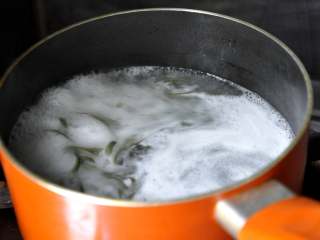 3、意大利肉酱荞麦面,开水锅中,放入事先准备好的荞麦面煮至9成熟