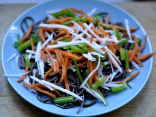 4、意大利肉酱荞麦面,把面捞出装盘,将刚才准备好的各种蔬菜撒在面上