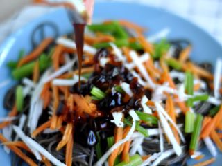 5、意大利肉酱荞麦面,挤上照烧酱