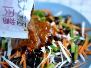 6、意大利肉酱荞麦面,再挤上酷克壹佰意大利面酱