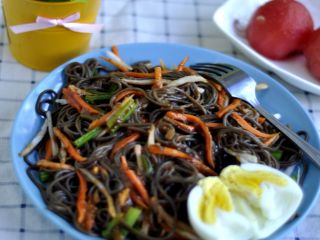 8、意大利肉酱荞麦面,然后,把面、酱搅拌均匀,再放上提前准备好的熟鸡蛋,从中间切开,摆入盘中