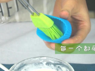 2、蛋黄米糕,将模具一个个刷一层油，待用。