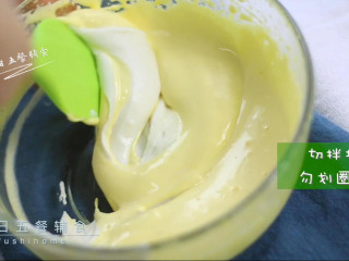 6、蛋黄米糕,将大米粉糊全部倒入蛋黄糊中，切拌均匀，不要划圈搅拌。