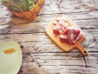 2、牙签肉生菜绝配,将肉洗干净，切成薄片