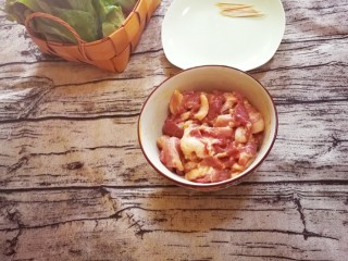 3、牙签肉生菜绝配,放料酒，耗油，生粉，腌制十五分钟