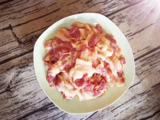 4、牙签肉生菜绝配,牙签把肉串起来备用