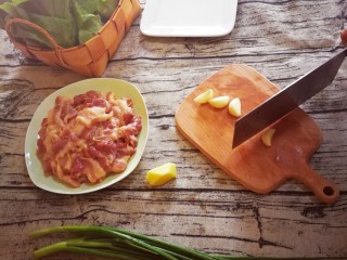 5、牙签肉生菜绝配,蒜头，生姜，葱，切碎备用