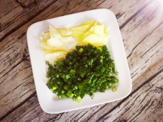 6、牙签肉生菜绝配,辅料备用