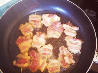 8、牙签肉生菜绝配,油温七层，放入牙签肉，