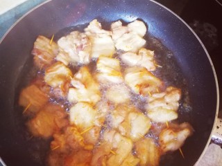 9、牙签肉生菜绝配,煎制两边金黄色即可