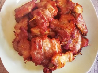 10、牙签肉生菜绝配,装盘备用