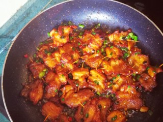 11、牙签肉生菜绝配,热锅起油，放入五花肉，白酒煸制会儿，加生抽，葱，干辣椒，煸制即可出锅