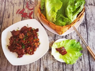 12、牙签肉生菜绝配,牙签肉完成，可以单吃，也可以配生菜，味道棒极了，不要去烧烤店，自己在家操作