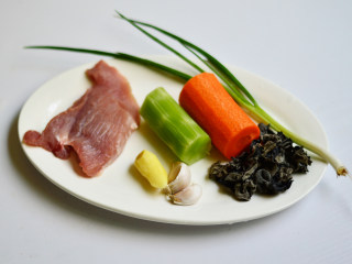 1、鱼香肉丝,材料准备好