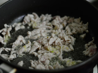 11、鱼香肉丝,炒至猪肉变色后盛出