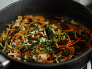 17、鱼香肉丝,收汁浓稠即可关火，撒入葱花即可