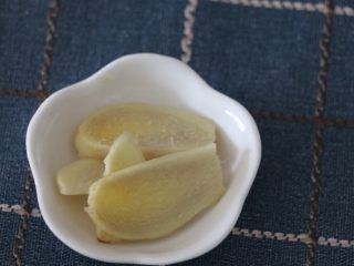 2、莲藕绿豆龙骨汤,姜切片