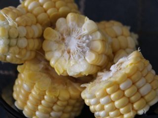 3、莲藕绿豆龙骨汤,玉米切段