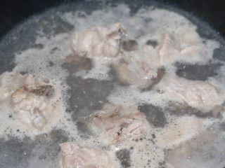 5、莲藕绿豆龙骨汤,龙骨和冷水一起下过，开大火烧开，焯出血水