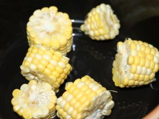 6、莲藕绿豆龙骨汤,汤煲里下玉米